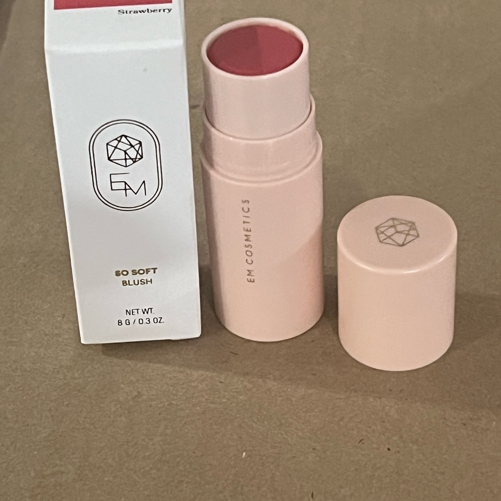 EM Cosmetics Blush - Picture 2 of 5